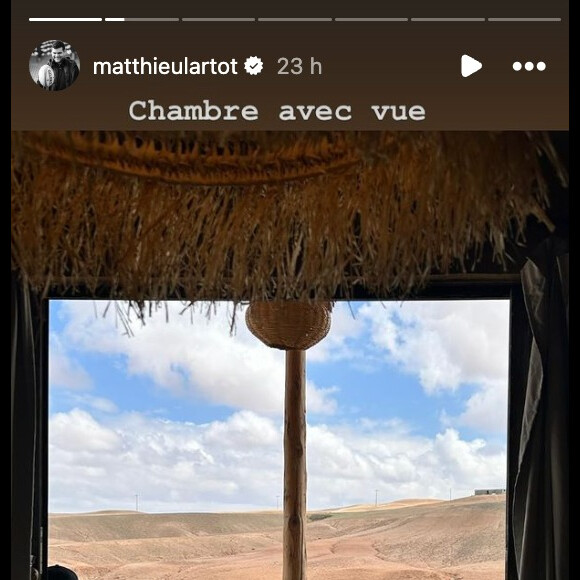 Le principal intéressé et sa jolie famille se sont d'ailleurs offert une belle immersion dans le désert d'Agafay niché à une trentaine de kilomètres de Marrakech : preuve à l'appui !
(Matthieu Lartot et son clan - Capture Instagram)