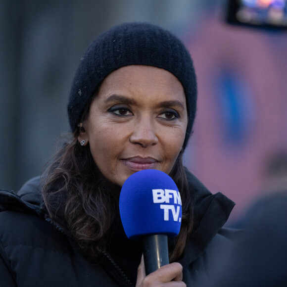 Karine Le Marchand soutient les agriculteurs sur le barrage de l'Autoroute A4 à hauteur de Jossigny en Seine et Marne le 29 Janvier 2024. Comme elle l'avait annoncé la semaine dernière, l'animatrice de l'émission "L'amour est dans le pré", Karine Le Marchand, a amené près de 200 croissants aux agriculteurs sur un barrage sur l'autoroute A4. © Jeremy Melloul - Pierre Perusseau / Bestimage