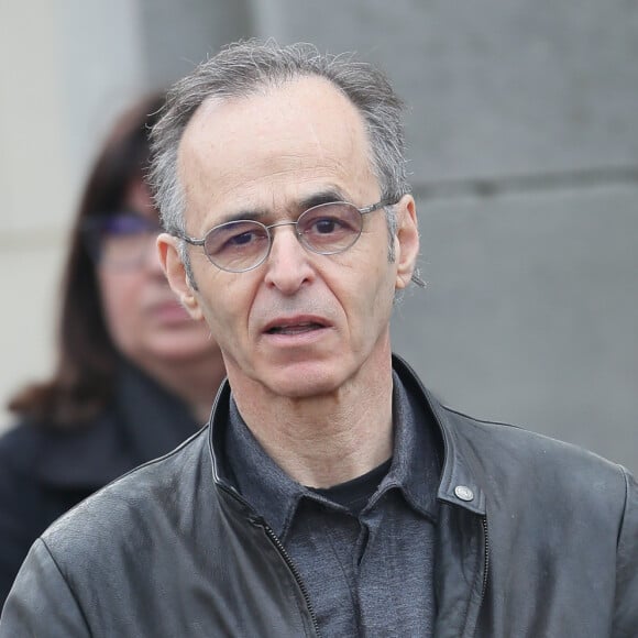 Jean-Jacques Goldman a fait le choix de se retirer de la vie médiatique.
Jean-Jacques Goldman lors des obsèques de Véronique Colucci au cimetière communal de Montrouge.