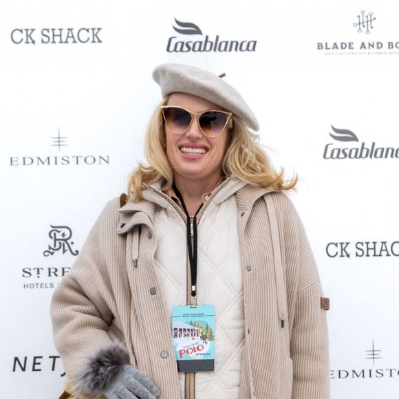 Sans citer le nom de l'hôte, elle déclara qu'il s'agit d'un milliardaire de la technologie et le "quinzième ou le vingtième Windsor dans l'ordre de la succession".
Rebel Wilson au photocall du "Aspen World Snow Polo Championship" à Aspen, le 20 décembre 2022. 