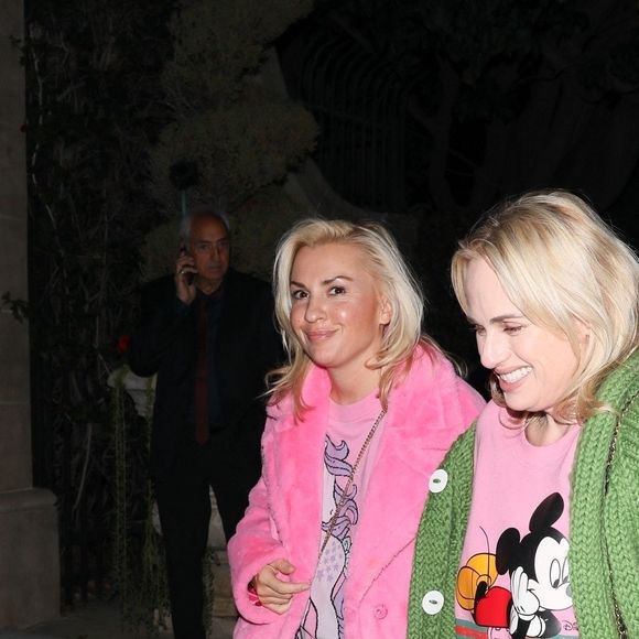 Rebel Wilson et sa compagne Ramona Agruma, dans manoir de Beverly Hills à Los Angeles, Californie, Etats-Unis, le 12 novembre 2022.