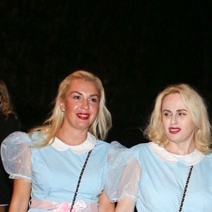 L'actrice Rebel Wilson et sa compagne Ramona Agruma se sont déguisées en "Jumelles de Shining" pour se rendre à la soirée d'Halloween de Vas Morgan et Michael Braun à Hollywood, États Unis.