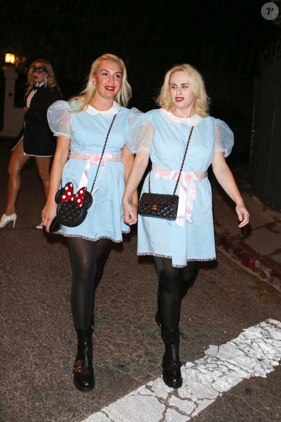 L'actrice Rebel Wilson et sa compagne Ramona Agruma se sont déguisées en "Jumelles de Shining" pour se rendre à la soirée d'Halloween de Vas Morgan et Michael Braun à Hollywood, États Unis.