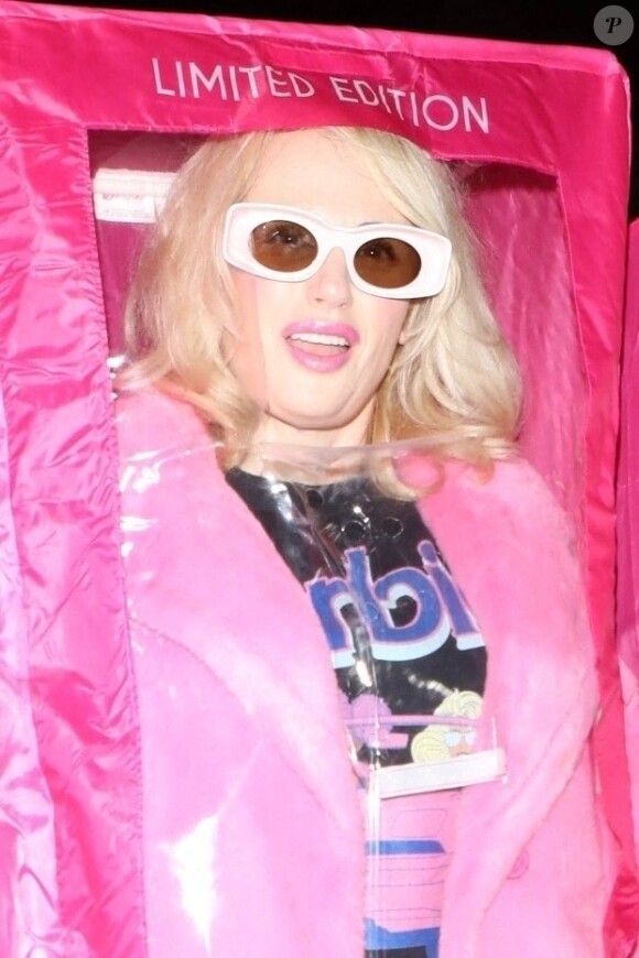 Rebel Wilson arrive déguisée en Poupée Barbie à la Fête d'Halloween Casamigos à Beverly Hills, États Unis le 28 Octobre 2022.