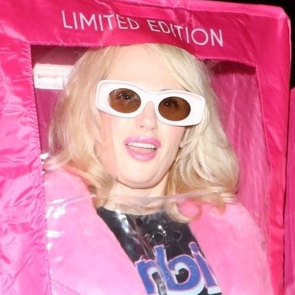 Rebel Wilson arrive déguisée en Poupée Barbie à la Fête d'Halloween Casamigos à Beverly Hills, États Unis le 28 Octobre 2022.