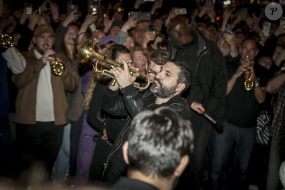 Exclusif - Ibrahim Maalouf joue dans la rue devant le Grand Rex à Paris après son concert le 17 avril 2024. © Jack Tribeca / Christophe Clovis / Bestimage 