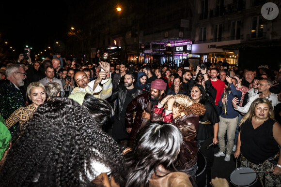 Exclusif - Ibrahim Maalouf joue dans la rue devant le Grand Rex à Paris après son concert le 17 avril 2024. © Jack Tribeca / Christophe Clovis / Bestimage 