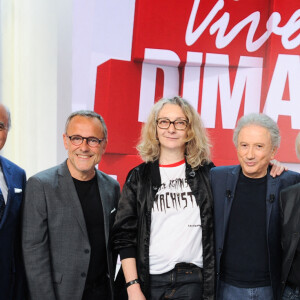 Exclusif - Jean Abitbol, Emmanuel Chaunu, Corinne Masiero, Michel Drucker, Dave et Patrick Loiseau - Enregistrement de l'émission "Vivement dimanche" au studio Gabriel à Paris, le 17 avril 2024, présentée par M.Drucker, et diffusée le 28 avril 2024 sur France 3. © Guillaume Gaffiot / Bestimage