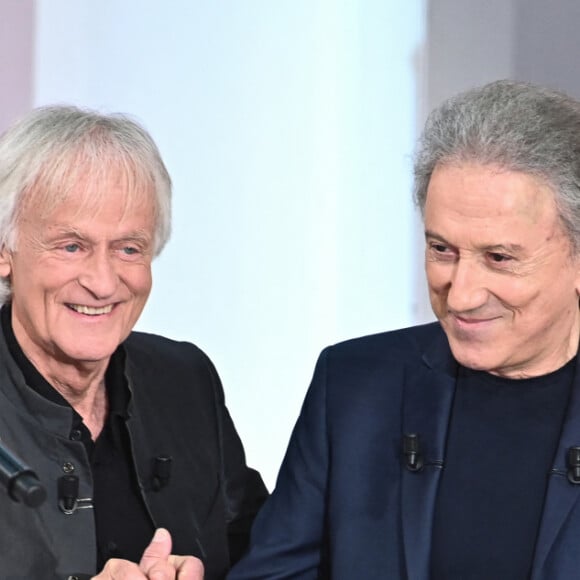 Exclusif - Dave et Michel Drucker - Enregistrement de l'émission "Vivement dimanche" au studio Gabriel à Paris, le 17 avril 2024, présentée par M.Drucker, et diffusée le 28 avril 2024 sur France 3. © Guillaume Gaffiot / Bestimage