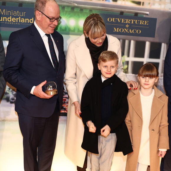 Aujourd'hui, ils sont épanouis aux cotés de leurs deux enfants Jacques et Gabriella.
Le prince Albert II de Monaco, la princesse Charlène de Monaco et leurs enfants, le prince Jacques de Monaco, marquis des Baux, et la princesse Gabriella de Monaco, comtesse de Carladès - La famille princière de Monaco lors de l'ouverture de la section Monaco au musée Miniatur Wunderland (Miniature Wonderland) à Hambourg, Allemagne, le 25 avril 2024. © Action Press/Bestimage
