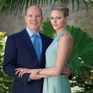 Après avoir annoncé leurs fiançailles en juin.
Le prince Albert de Monaco et Charlene Wittstock lors de l'annonce de leurs fiançailles en juin 2010.