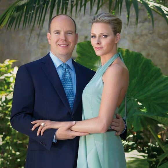 Après avoir annoncé leurs fiançailles en juin.
Le prince Albert de Monaco et Charlene Wittstock lors de l'annonce de leurs fiançailles en juin 2010.