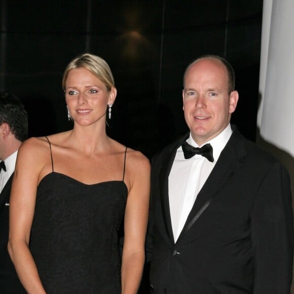 Charlene Wittstock lors de l'une de ses premières apparitions au bras du prince, en mai 2006. Simple robe noire à bretelle, cheveux attachés en queue-de-cheval, elle reste simple et ne prend pas trop de risques...