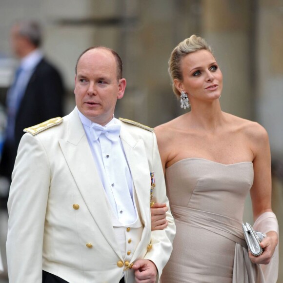 Charlene Wittstock au bras du prince, toujours élégante dans une longue robe bustier nude. En juin 2010