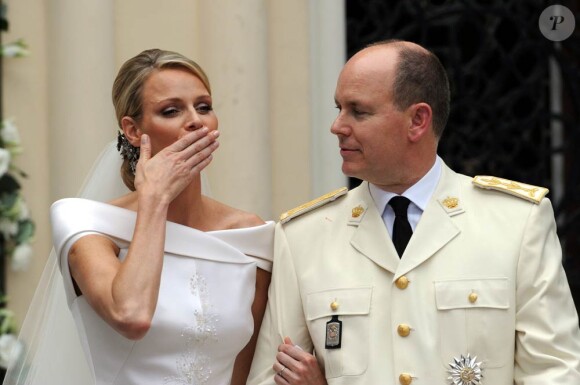 Le prince Albert de Monaco et la princesse Charlene, unis devant Dieu par Mgr. Barsi, ressortent de la cour d'honneur du palais princier sous les vivats et les pétales, samedi 2 juillet 2011.