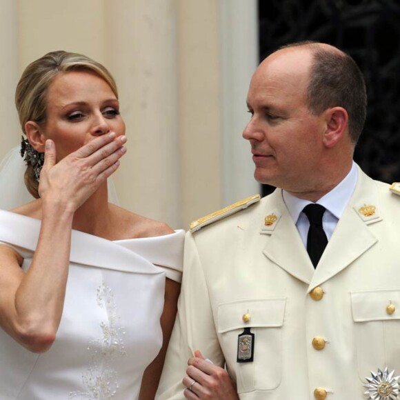 Le prince Albert de Monaco et la princesse Charlene, unis devant Dieu par Mgr. Barsi, ressortent de la cour d'honneur du palais princier sous les vivats et les pétales, samedi 2 juillet 2011.