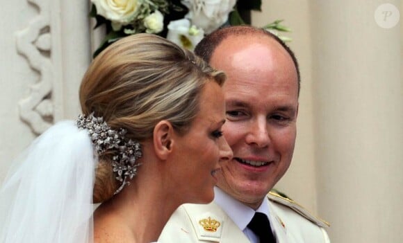 Mais leur union avait été reportée.
Le prince Albert de Monaco et la princesse Charlene, unis devant Dieu par Mgr. Barsi, ressortent de la cour d'honneur du palais princier sous les vivats et les pétales, samedi 2 juillet 2011.