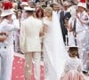 La date a donc changé, mais ils ont pu à l'arrivée se dire "oui".
Le prince Albert de Monaco et la princesse Charlene, unis devant Dieu par Mgr. Barsi, ressortent de la cour d'honneur du palais princier sous les vivats et les pétales, samedi 2 juillet 2011.