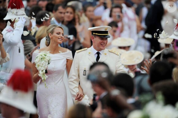 Le prince Albert de Monaco et la princesse Charlene, unis devant Dieu par Mgr. Barsi, ressortent de la cour d'honneur du palais princier sous les vivats et les pétales, samedi 2 juillet 2011.