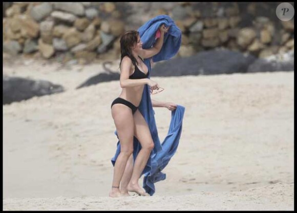 Stéphanie Seymour et ses enfants sur la plage des Flamands à St Barthelemy le 17 mars 2010