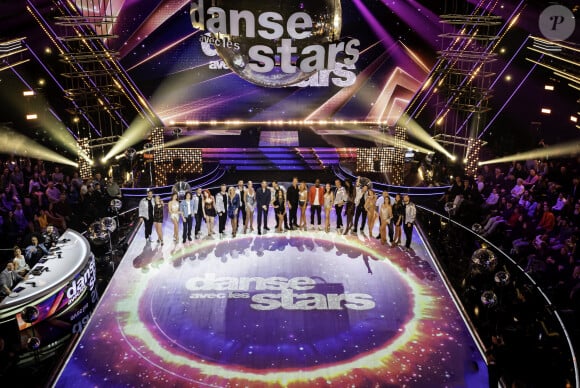 Comme lors de chaque finale de Danse avec les stars, toutes les personnalités qui ont participé à la saison sont invitées à revenir pour encourager les finalistes.
"Danse avec les stars"