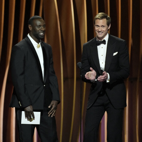 À Los Angeles, il a trouvé un havre de paix à l'abri des caméras.
Omar Sy (à gauche) et Alexander Skarsgard présentent le prix pour la performance exceptionnelle d'une actrice dans une série dramatique lors des Screen Actors Guild Awards au Shrine Auditorium and Expo Hall à Los Angeles, CA, USA, le 24 février 2024. Photo par Robert Hanashiro-USA TODAY/SPUS/ABACAPRESS.COM