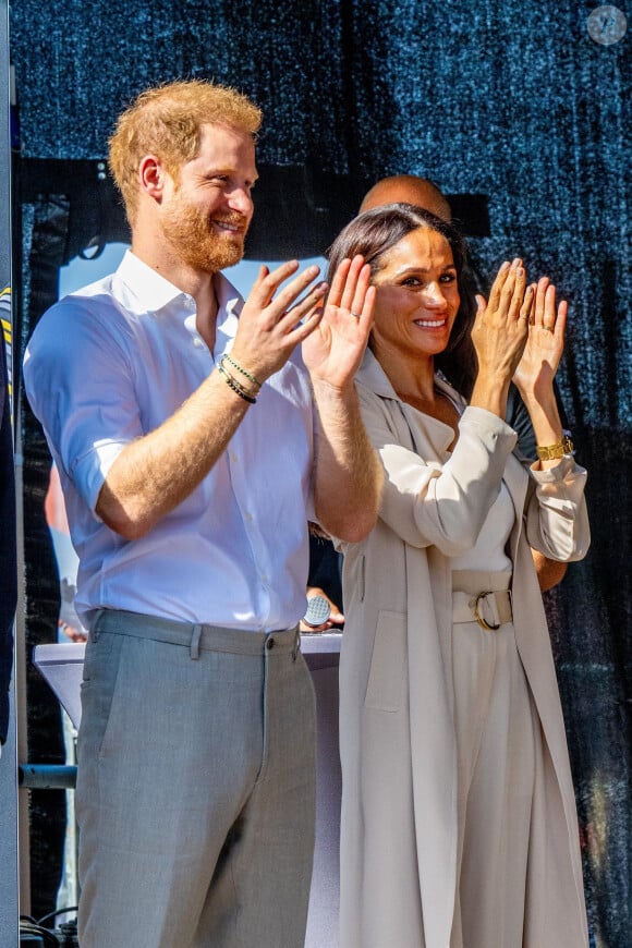 Après le Megxit orchestré en 2020, l'ancien militaire et son épouse Meghan Markle ont multiplé les révélations fracassantes à l'égard de la Couronne. 
Dusseldorf, ALLEMAGNE - Le prince Harry, duc de Sussex, et Meghan Markle, duchesse de Sussex, lors de la septième journée des Invictus Games 2023 au Merkur Spiel-Arena à Dusseldorf. 