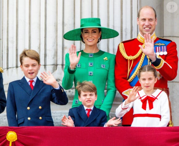 Londres, ROYAUME-UNI - PHOTOS DE FICHIER Le prince Louis fête son sixième anniversaire en compagnie de ses parents, le prince William de Galles et Catherine, princesse de Galles, Kate Middleton, et de ses frères et soeurs, le prince George et la princesse Charlotte, au Royaume-Uni. Louis est l'un des petits-enfants du roi Charles III et est le quatrième dans la ligne de succession au trône britannique derrière son père et ses frères et soeurs. Sur la photo : Prince Louis, Kate Middleton, Catherine, princesse de Galles, Prince William, William, prince de Galles.