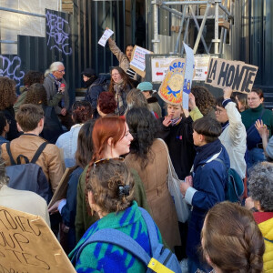 Manifestation contre Gérard Depardieu devant le Théâtre Sébastopol à Lille, où l'acteur doit se produire, le 19 avril 2023. Plus d'une douzaine de femmes ont accusé le comédien de violences sexuelles, et certaines de ces allégations datent de plusieurs décennies, selon le site d'information Médiapart. © Stéphane Vansteenkiste / Bestimage