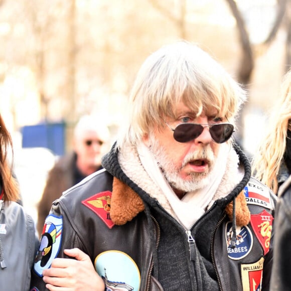 Lolita Séchan et son père le chanteur Renaud, Romane Serda - Obsèques de Thierry Séchan frère du chanteur Renaud) au cimetière du Montparnasse à Paris le 16 janvier 2019.