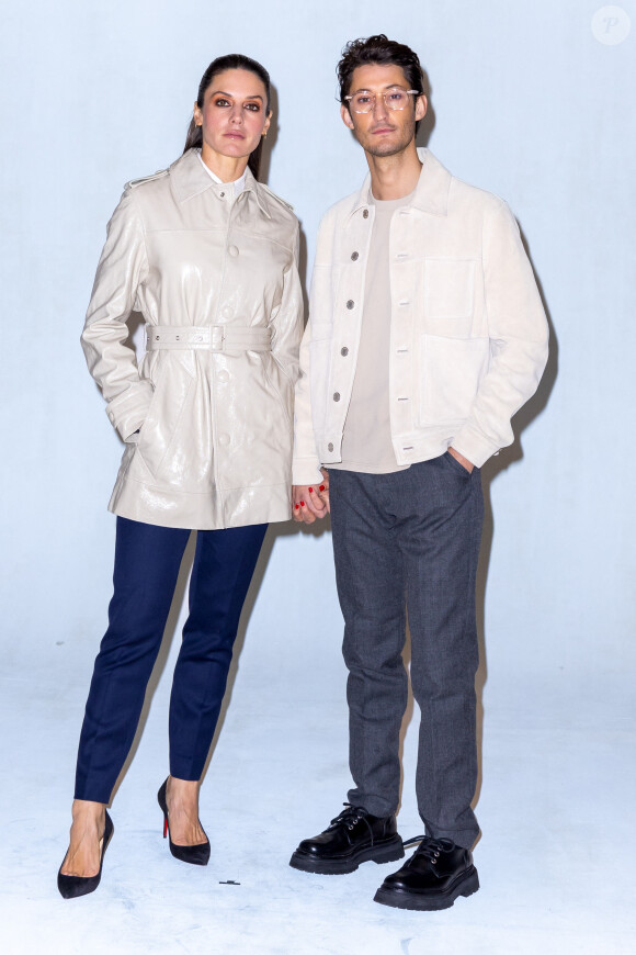 Pierre Niney et sa compagne Natasha Andrews - Photocall du défilé de mode Hommes "AMI" prêt-à-porter automne-hiver 2023/2024 lors de la fashion week de Paris. Le 19 janvier 2023 © Olivier Borde / Bestimage 