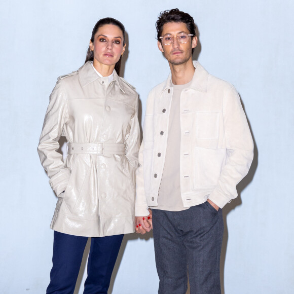 Pierre Niney et sa compagne Natasha Andrews - Photocall du défilé de mode Hommes "AMI" prêt-à-porter automne-hiver 2023/2024 lors de la fashion week de Paris. Le 19 janvier 2023 © Olivier Borde / Bestimage 