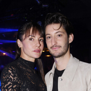 Une adorable fillette, aux longues couettes !
Exclusif - Pierre Niney et sa femme Natasha Andrews - After party du film Mascarade au club privé NO.PI à Paris le 20 octobre 2022. © Rachid Bellak / Bestimage 