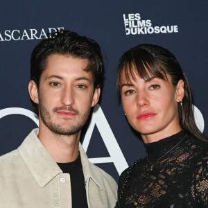 Pierre Niney et sa femme Natasha Andrews - Avant-première du film "Mascarade" au cinéma Pathé Wepler à Paris. Le 20 octobre 2022 © Coadic Guirec / Bestimage