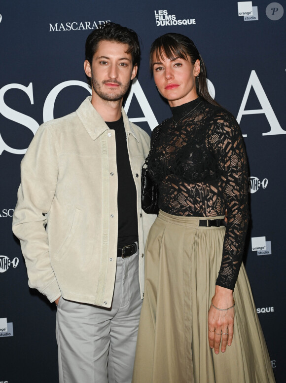 Pierre Niney et sa femme Natasha Andrews - Avant-première du film "Mascarade" au cinéma Pathé Wepler à Paris. Le 20 octobre 2022 © Coadic Guirec / Bestimage