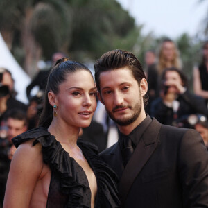 Pierre Niney et sa femme Natasha Andrews à la montée des marches du film "Mascarade" lors du 75ème Festival International du Film de Cannes, France, le 27 mai 2022. © Rachid Bellak/Bestimage 