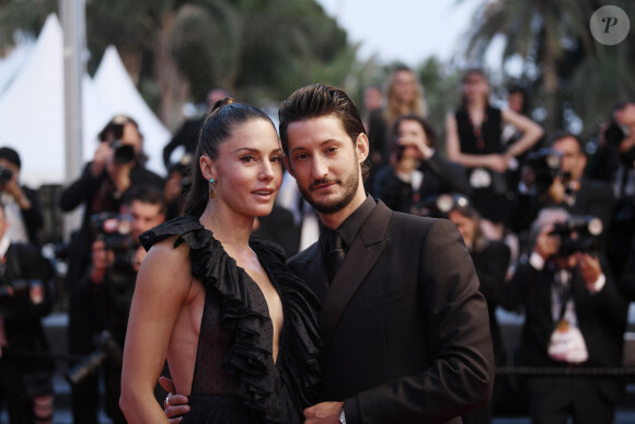 Pierre Niney et sa femme Natasha Andrews à la montée des marches du film "Mascarade" lors du 75ème Festival International du Film de Cannes, France, le 27 mai 2022. © Rachid Bellak/Bestimage 