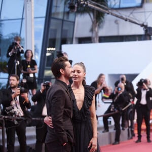 Pierre Niney et sa femme Natasha Andrews à la montée des marches du film "Mascarade" lors du 75ème Festival International du Film de Cannes, France, le 27 mai 2022. © Rachid Bellak/Bestimage 