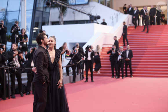 Pierre Niney et sa femme Natasha Andrews à la montée des marches du film "Mascarade" lors du 75ème Festival International du Film de Cannes, France, le 27 mai 2022. © Rachid Bellak/Bestimage 