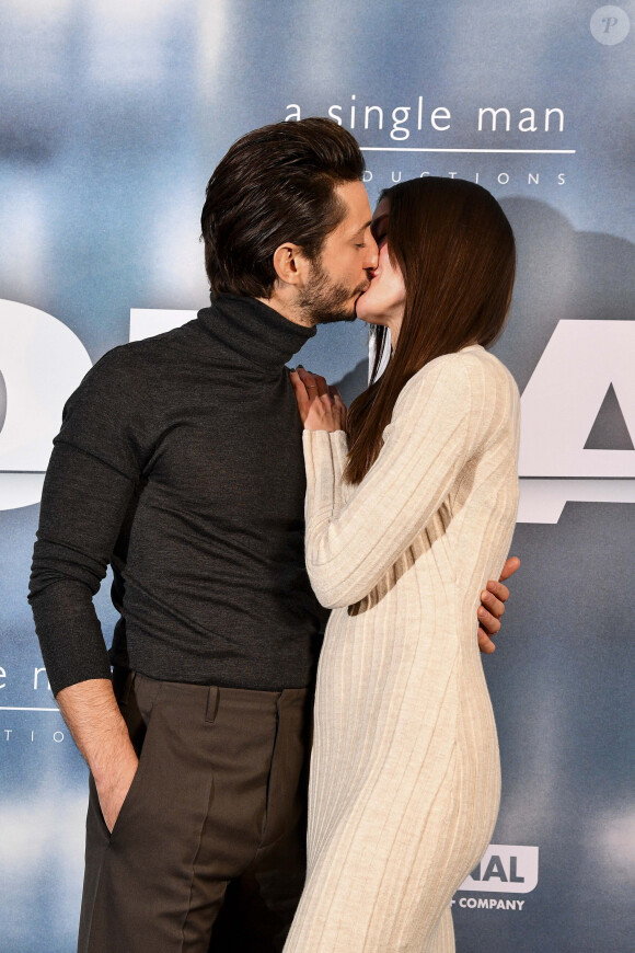 Pierre Niney et sa compagne Natasha Andrews à la première du film "Goliath" au cinéma UGC Normandie à Paris, le 8 mars 2022. © Pierre Perusseau/Bestimage 