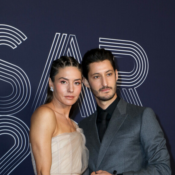 Pierre Niney (habillé en Dior Homme et montre Montblanc) et sa compagne Natasha Andrews (habillée en Dior et bijoux Van Cleef & Arpels) - Photocall de la 47ème édition de la cérémonie des César à l'Olympia à Paris, le 25 février 2022. © Borde-Jacovides/Bestimage 