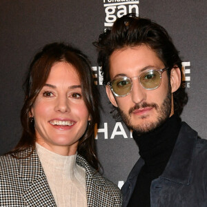 Vu l'énergie de Billie, en tout cas, le couple ne doit pas s'ennuyer !
Pierre Niney et sa femme Natasha Andrew - Avant première du film "Amants" lors de la soirée d'ouverture de la rétrospective Nicole Garcia à la cinémathèque française à Paris le 15 novembre 2021. © Veeren/Bestimage