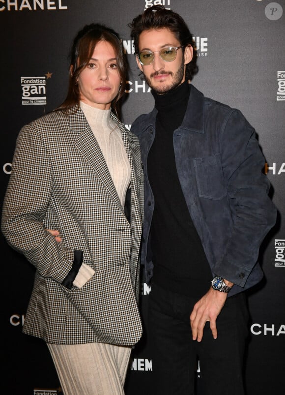 Pierre Niney et sa femme Natasha Andrew - Avant première du film "Amants" lors de la soirée d'ouverture de la rétrospective Nicole Garcia à la cinémathèque française à Paris le 15 novembre 2021. © Veeren/Bestimage