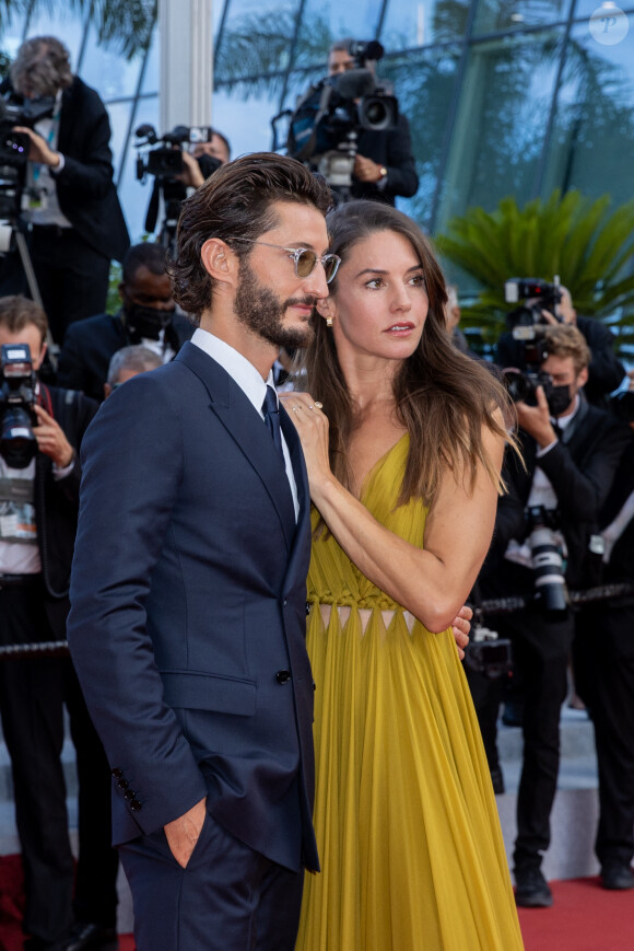 Pierre Niney et sa femme Natasha Andrews - Montée des marches du film " OSS 117 : Alerte rouge en Afrique Noire " lors du 74ème Festival International du Film de Cannes. Le 17 juillet 2021 © Borde-Jacovides-Moreau / Bestimage 