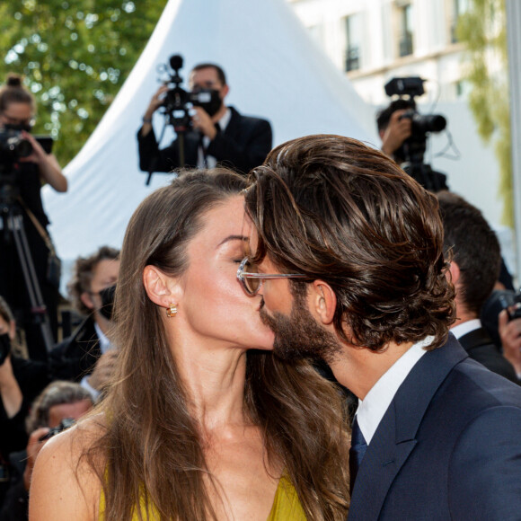 Pierre Niney et sa femme Natasha Andrews - Montée des marches du film " OSS 117 : Alerte rouge en Afrique Noire " lors du 74ème Festival International du Film de Cannes. Le 17 juillet 2021 © Borde-Jacovides-Moreau / Bestimage 
