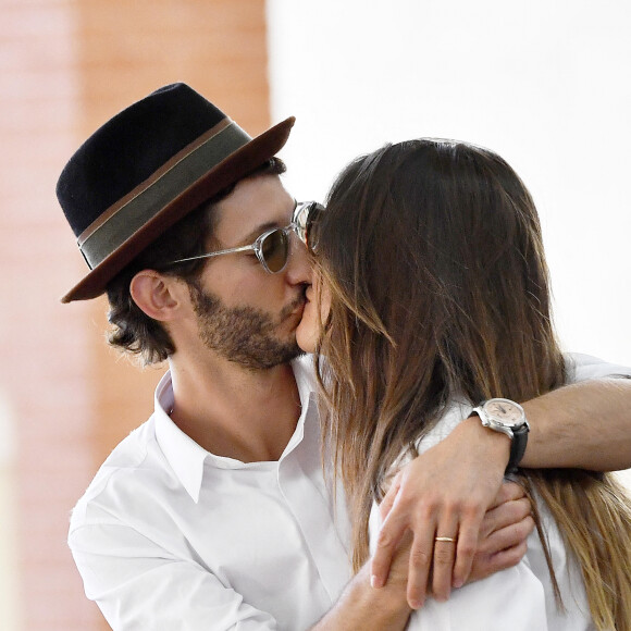 Exclusif - Pierre Niney et sa femme Natasha Andrews arrivent à Venise pour la 77ème édition du festival international du film de Venise (Mostra) le 2 septembre 2020. 