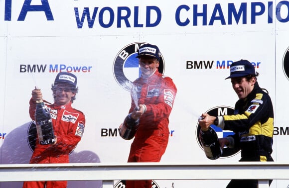 Alain Prost, Niki Lauda et Ayrton Senna célèbrent leur victoire lors du grand prix le 25 août 1985.