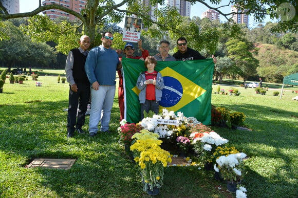 Des fans se recueillent sur la tombe du pilote Ayrton Senna au 23ème anniversaire de sa disparition à Sao Paulo au Brésil le 1er mai 2017.