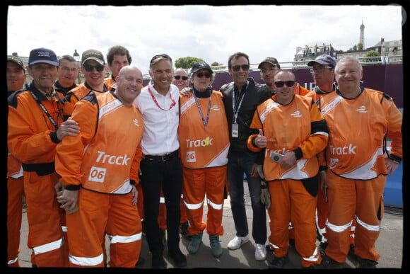 Anthony Delon, Paul Belmondo et les commissaires de piste - Deuxième édition du Paris ePrix, comptant pour le championnat FIA de Formule E, autour des Invalides, à Paris le 20 mai 2017. © Alain Guizard / Bestimage