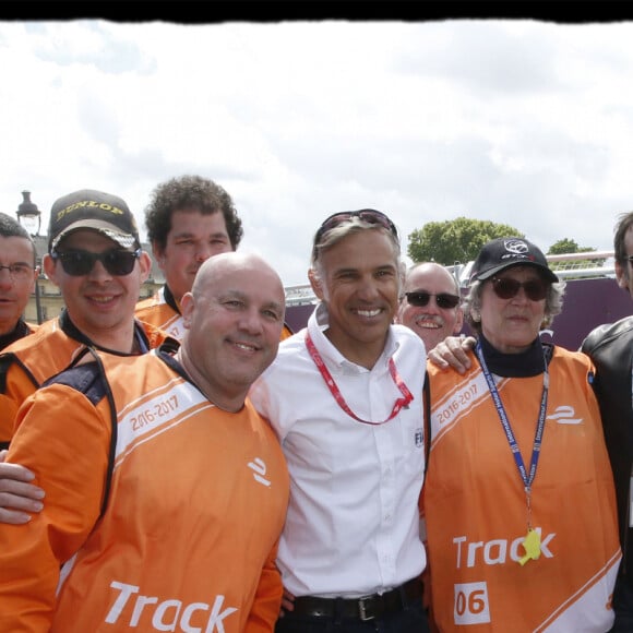Anthony Delon, Paul Belmondo et les commissaires de piste - Deuxième édition du Paris ePrix, comptant pour le championnat FIA de Formule E, autour des Invalides, à Paris le 20 mai 2017. © Alain Guizard / Bestimage